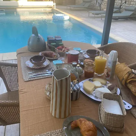 La Maison Cachee Bed & Breakfast *