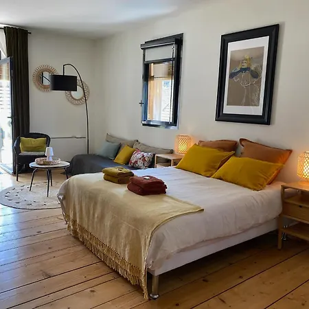 La Maison Cachee Bed & Breakfast *