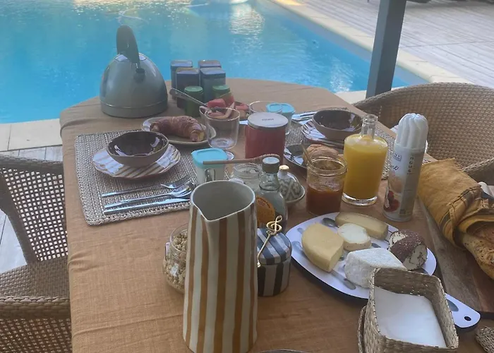 La Maison Cachee Bed & Breakfast 3*